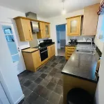 Wolverhampton Large 3 Bedrooms 5 Bed House Perfect For Short & Long Stays Contractors Business Nhs Insurance 1 Bathroom And Separate Wc Private Garden Driveway For 2 Large Vehicles Close To City Centre M6 M54 And Walsall Willenhall Cannock Property
