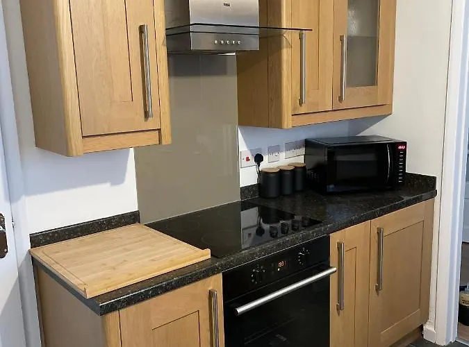 Wolverhampton Large 3 Bedrooms 5 Bed House Perfect For Short & Long Stays Contractors Business Nhs Insurance 1 Bathroom And Separate Wc Private Garden Driveway For 2 Large Vehicles Close To City Centre M6 M54 And Walsall Willenhall Cannock Property
